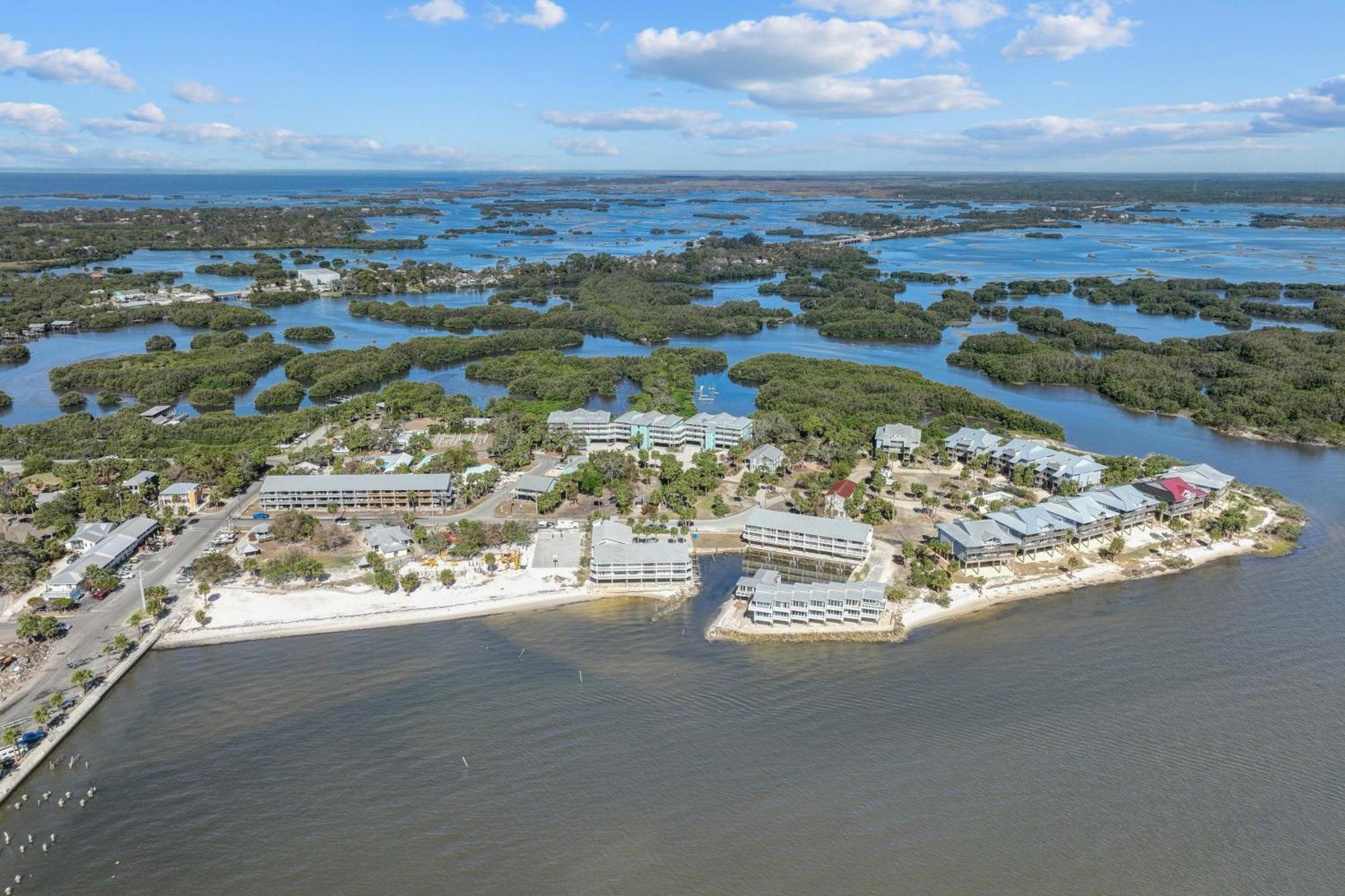 Beachfront Cedar Key Retreat With Pool Access! Ngoại thất bức ảnh