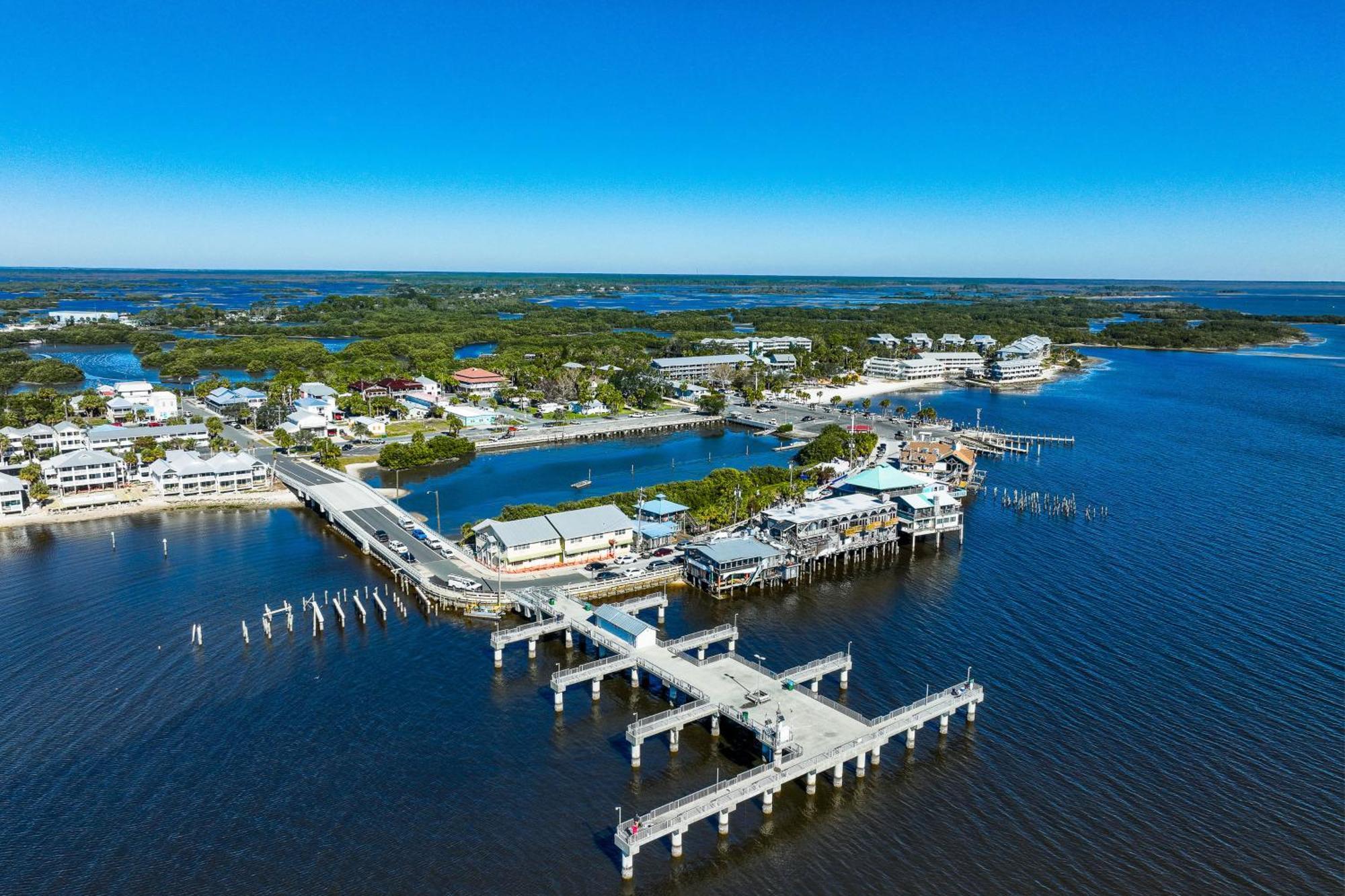 Beachfront Cedar Key Retreat With Pool Access! Ngoại thất bức ảnh