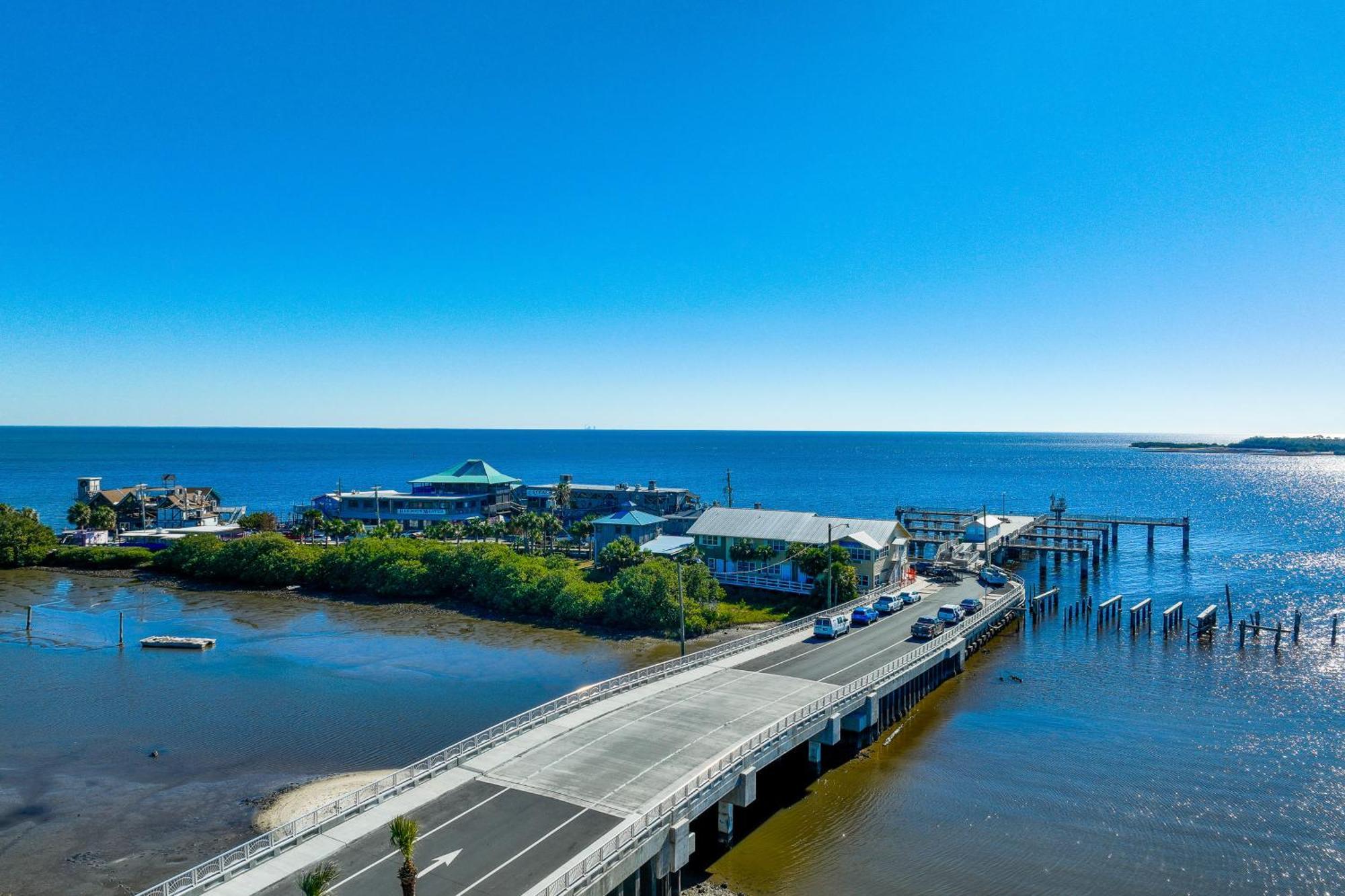 Beachfront Cedar Key Retreat With Pool Access! Ngoại thất bức ảnh