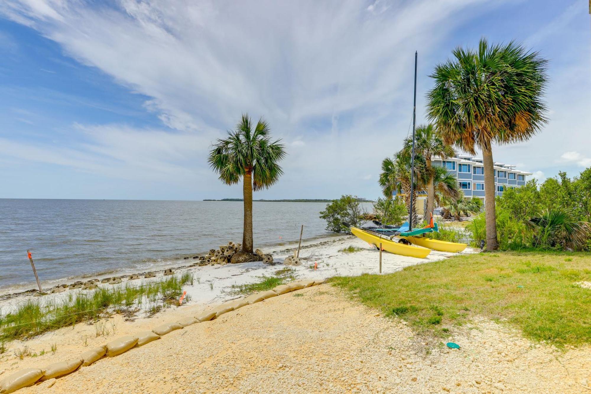 Beachfront Cedar Key Retreat With Pool Access! Ngoại thất bức ảnh